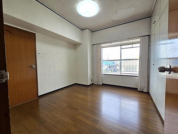 洋室4．3帖：コンパクトなお部屋ですが収納を設けており広くお使い頂けます！