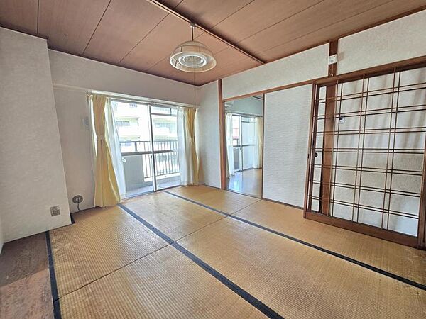和室6帖：突然の来客にもサッとお布団を敷ける和室でしょう！