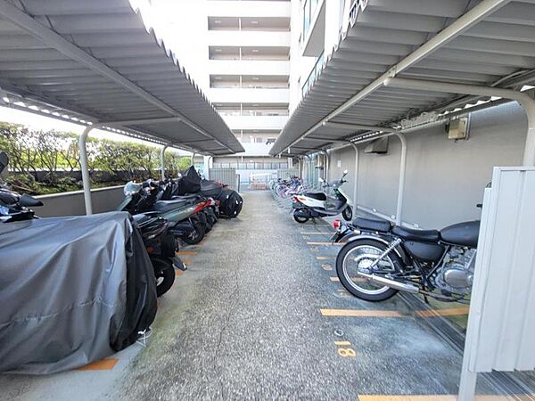 屋根付きでバイクが雨に濡れず安心ですね。