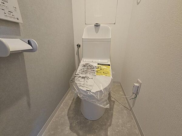 使いやすいサイドパネル仕様の温水洗浄便座付トイレです！