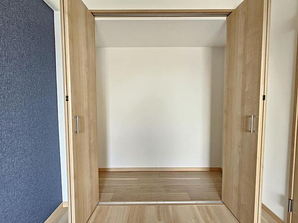 洋室4.5帖：充分な収納スペースを確保しました！