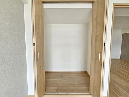 洋室6帖：洋服やクリアーボックスなどもしまえるクローゼット