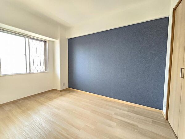 洋室4.5帖：コンパクトなお部屋ですが収納を設けており広くお使い頂けます