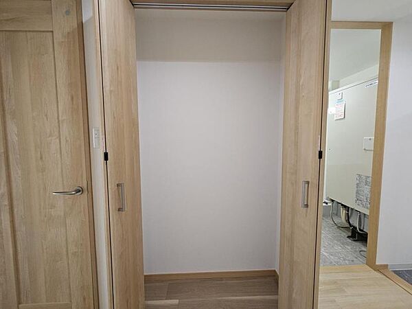 大きめの廊下収納は掃除機など場所をとる物や季節家電もすっきり片付きます！