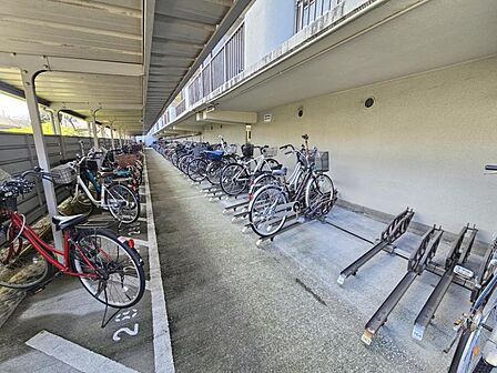整理された駐輪場で自転車の出し入れもらくらく！