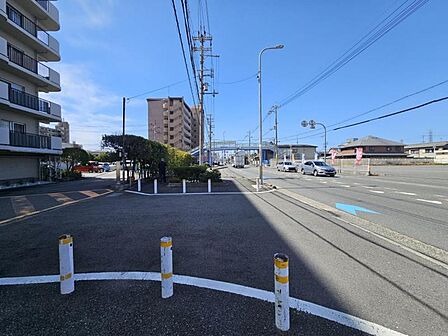 前面道路は広く、すっきりとした街並みです。