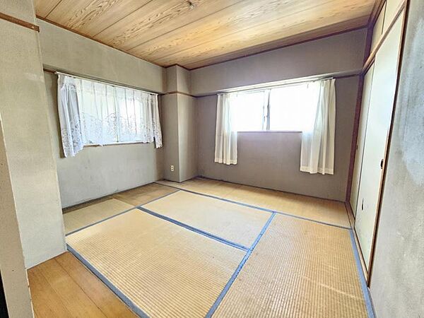 和室6帖：突然の来客にもサッとお布団を敷ける和室でしょう！