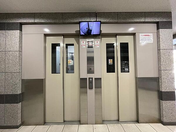 エレベーターは2基ありますので朝の忙しい時間帯もスムーズです。