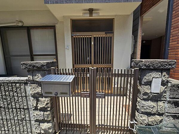 門扉が設けられた玄関。玄関前をご家族以外の方が通らない仕様です。