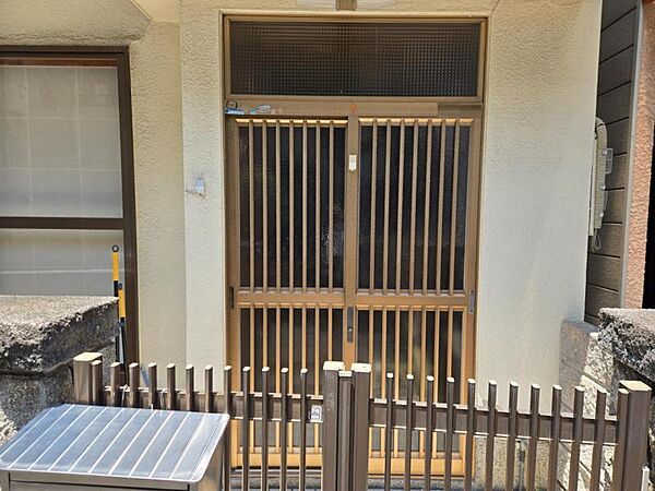 落ち着いた雰囲気のシンプルな玄関です。