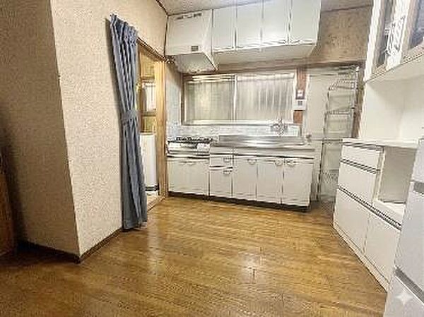 まだまだ使える綺麗なキッチンで奥様の料理も弾みます！