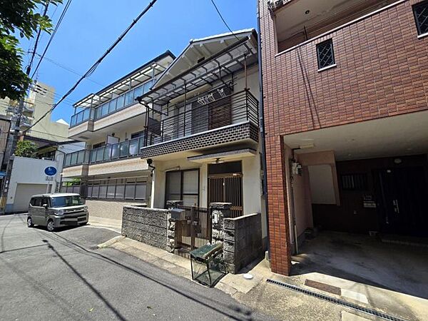 周りには高い建物がなく、空が広く感じられる立地！