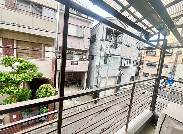 屋根付きで急な雨で洗濯物が濡れる心配も少ないバルコニー！