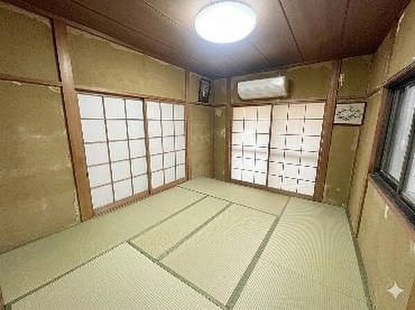 和室6帖：突然の来客にもサッとお布団を敷ける和室でしょう！
