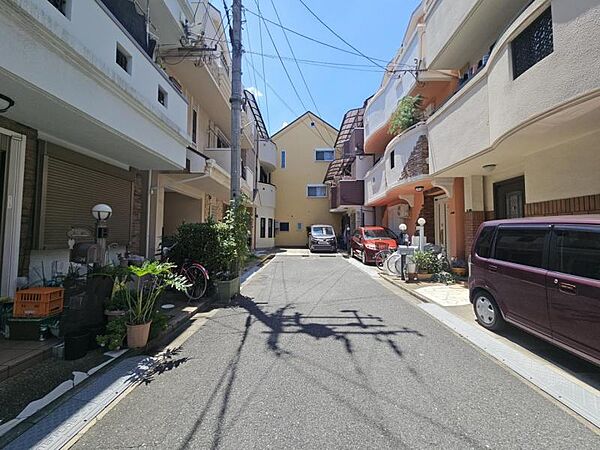 隣地も新しいお家が並ぶ落ち着いた街並みです。