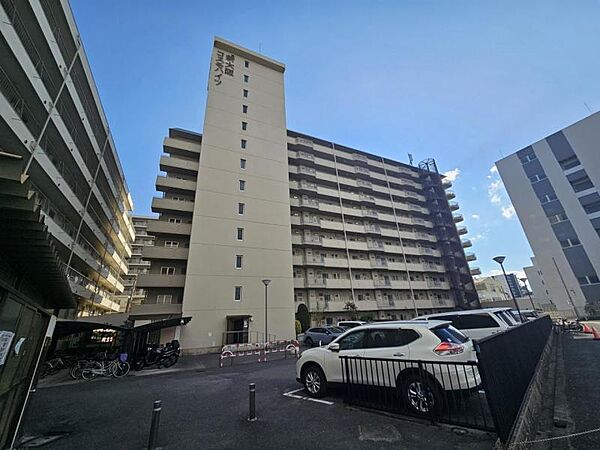マンション敷地内平面タイプの駐車場です。