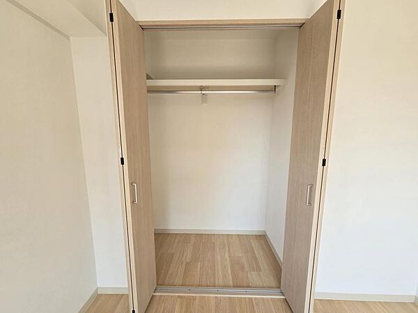 洋室6帖：収納もしっかり充実してますね