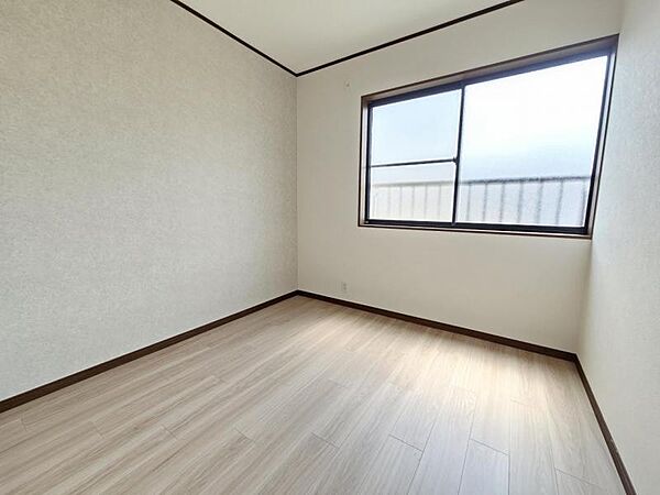 洋室：ひとり部屋であれば広すぎないベッドと机を置くことができるお部屋！