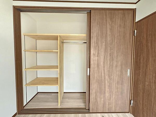 洋室：棚とハンガーパイプ付のため、衣類やバッグをたっぷり収納可能。