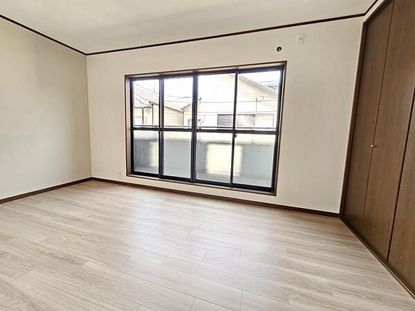 洋室：バルコニーに面したお部屋はお布団などもサッと干せて便利ですね