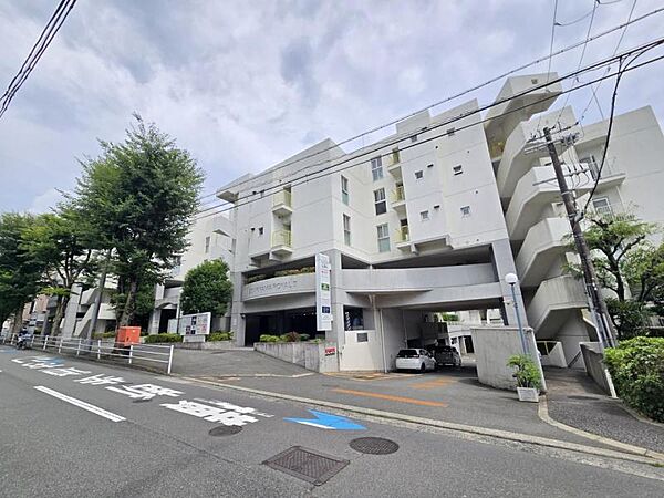 前面道路すっきりしていますので車の出入りスムーズ