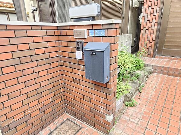 ポスト、TVモニターホン、ネームプレート、門灯が設置されています