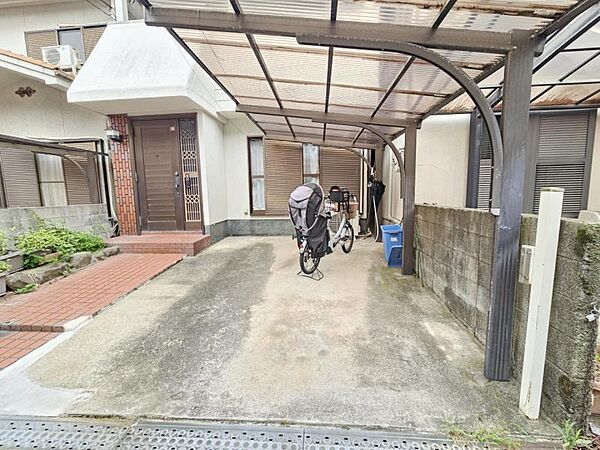 車の劣化を防ぎ、雨や雪の日の乗り降りもしやすいカーポート付きのカースペース！