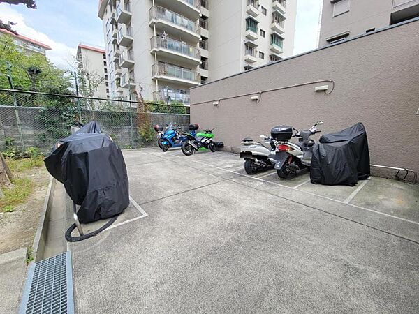 バイク置き場：管理が行き届いています。