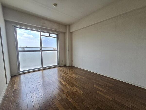洋室6帖：バルコニーに面したお部屋は日当たり、通風良好です！