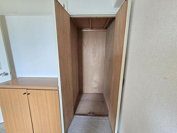 洋室6．3帖：奥行きのある収納。季節家電など大きな荷物もすっきり☆