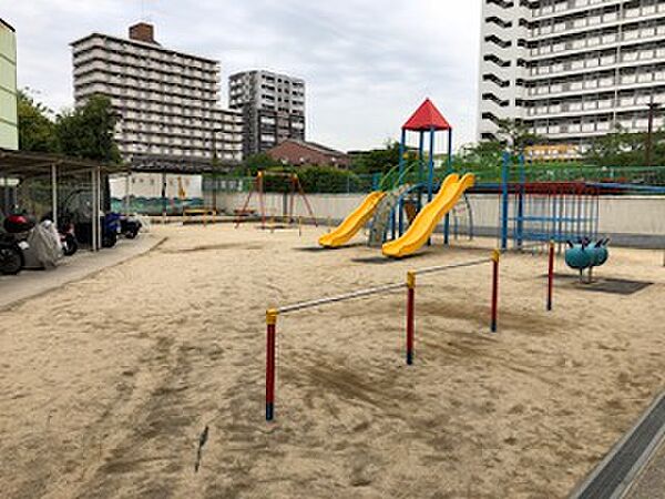 敷地内に公園があり、小さなお子様も安心して遊べます。