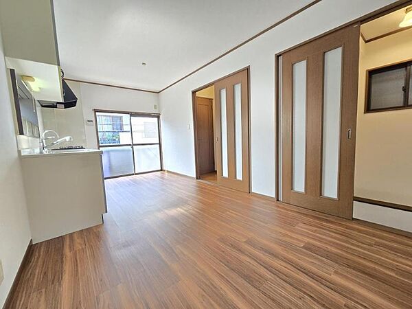 ＬＤＫ9帖：やわらかな光と温もりが調和する、くつろぎの空間です。