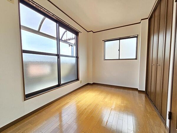 洋室5帖：明るい採光の入るバルコニーに出ることができます。