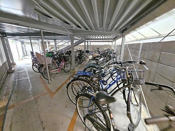 屋根付きの駐輪場で自転車が雨に濡れず安心！