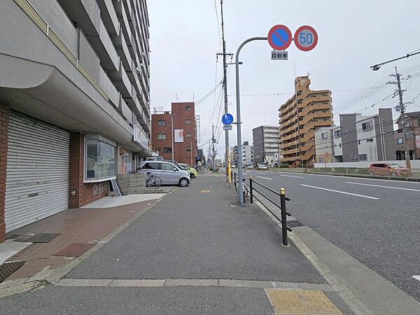 前面道路広くてすっきりとした街並みです！