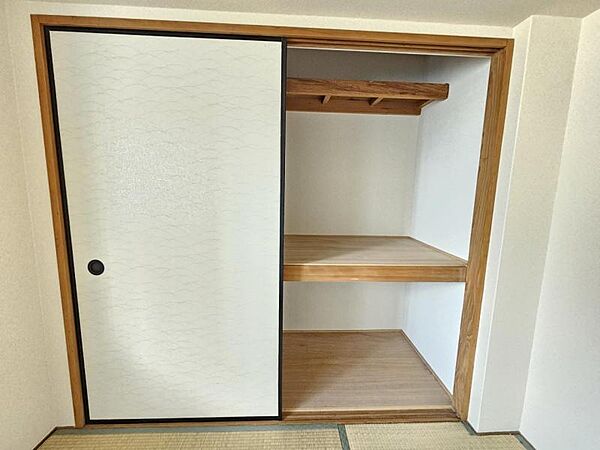 和室4．5帖：奥行きがあるので衣装ケースなどを使ってたっぷり収納が可能です☆