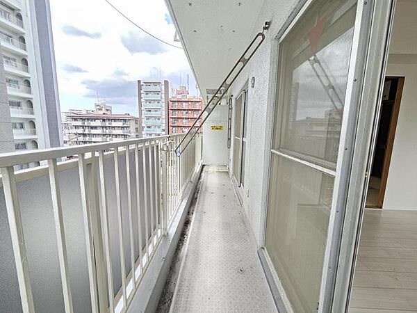 日当たりの良いバルコニーは、お洗濯が多いときも安心！たくさん干してもカラっと乾きそうです！