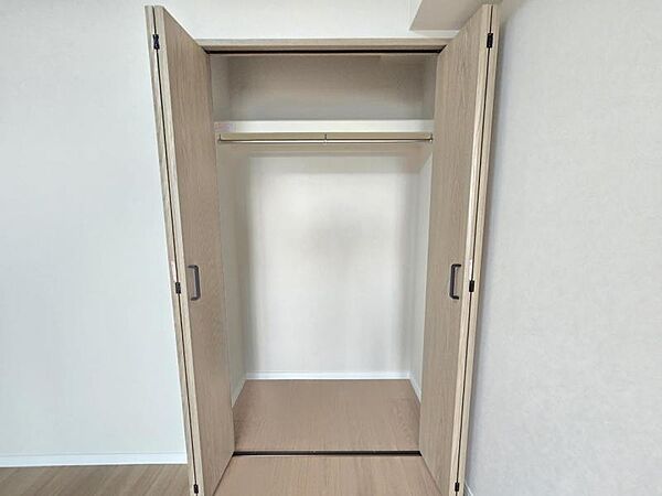 洋室4.7帖：長さのあるお洋服もらくらく収納できますね！