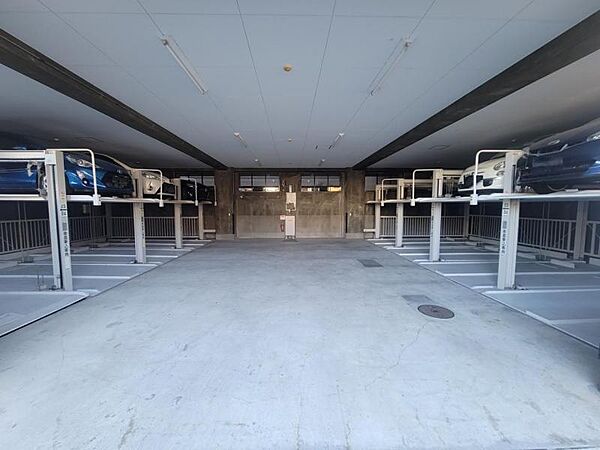 広めの駐車場で車庫入れが楽々ですね