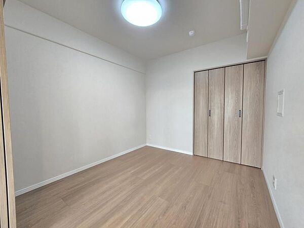 洋室4.7帖：コンパクトなお部屋ですが収納を設けており広くお使い頂けます！