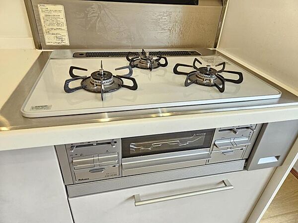 使い勝手の良さが考えられた3口コンロで、お料理の効率もアップ！