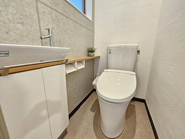 トイレにはうれしい手洗いカウンター付き♪