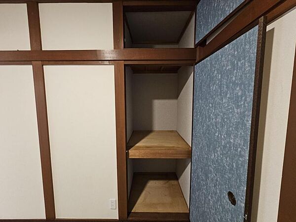 和室4．5帖：大きな押入で寝具類もすっきり☆