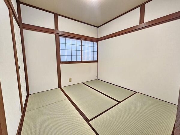 和室4．5帖：突然の来客にもサッとお布団を敷ける和室でしょう！