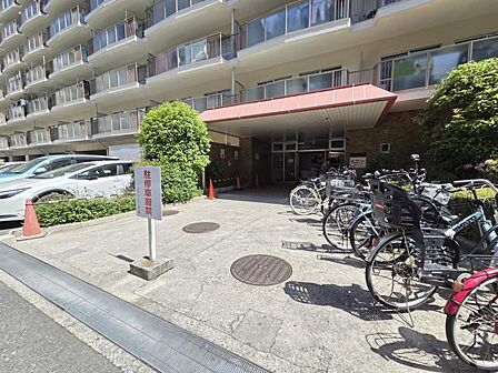 スロープ付きのエントランスで便利！