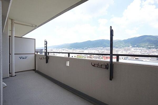 広々バルコニーで、洗濯時のストレスが軽減されますね