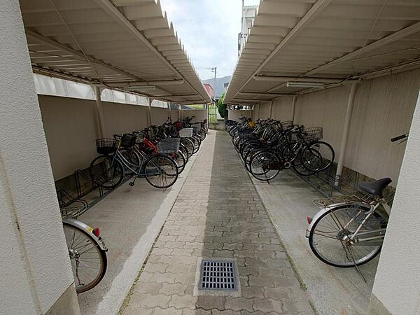 屋根付きの駐輪場で自転車が雨に濡れず安心！