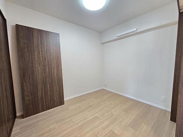 洋室4.2帖：コンパクトなお部屋ですが収納を設けており広くお使い頂けます！