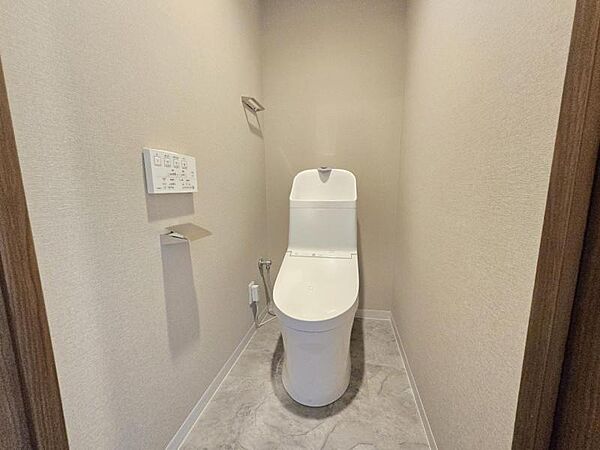 使いやすいサイドパネル仕様の温水洗浄便座付トイレです！