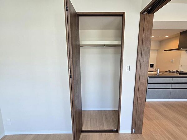 洋室4.8帖：長さのあるお洋服もらくらく収納できますね！